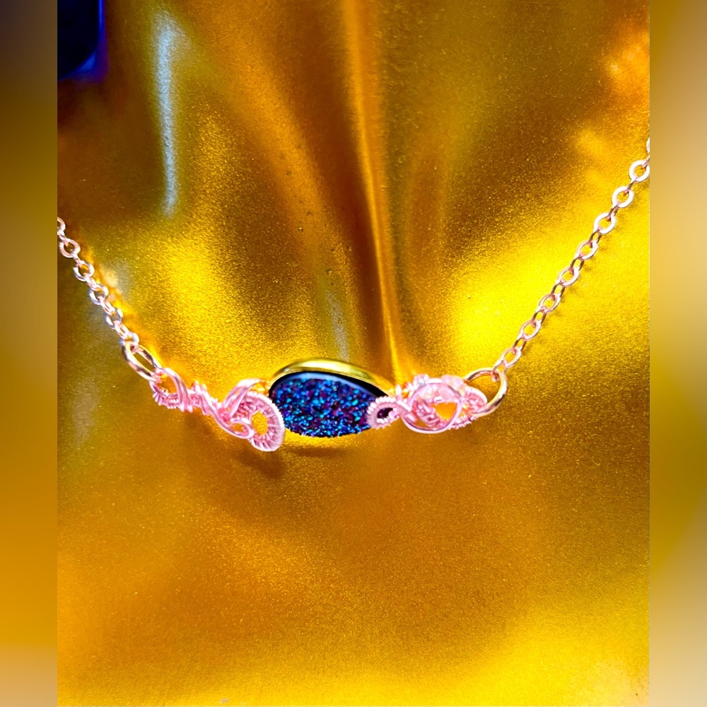 💕Gorgeous iridescent druzy necklace/pendant, pink metal gold chain